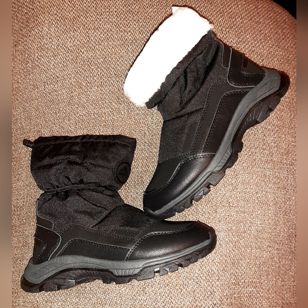 Sz 7 Black Boots Faux Fur Lined. Not For Rain